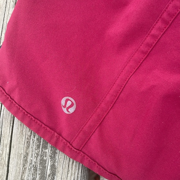 Lululemon Hotty Hot High-Rise Lined Short 2.5"
Pomegranate - Picture 8 of 9
